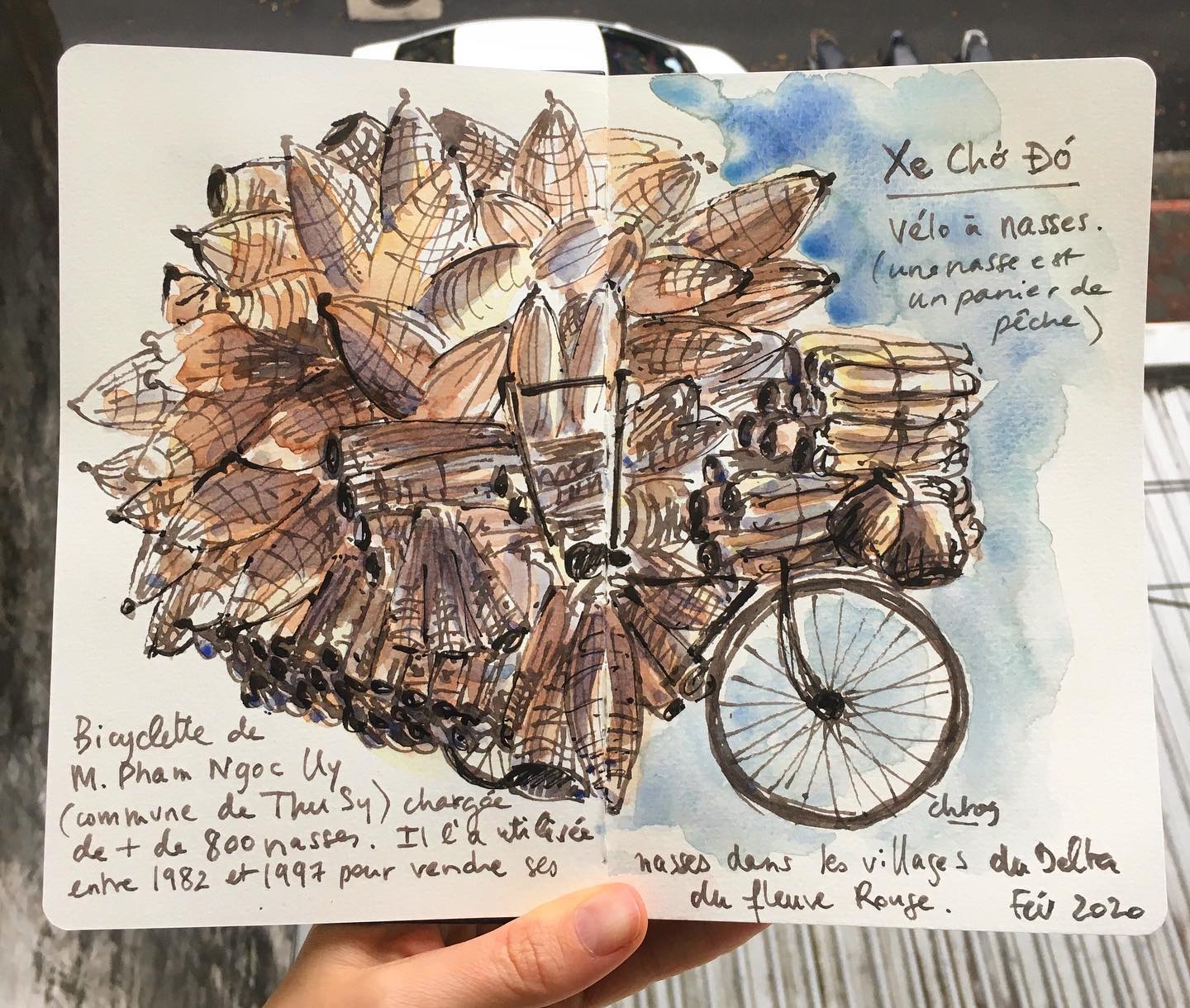 Un vélo chargé de nasses